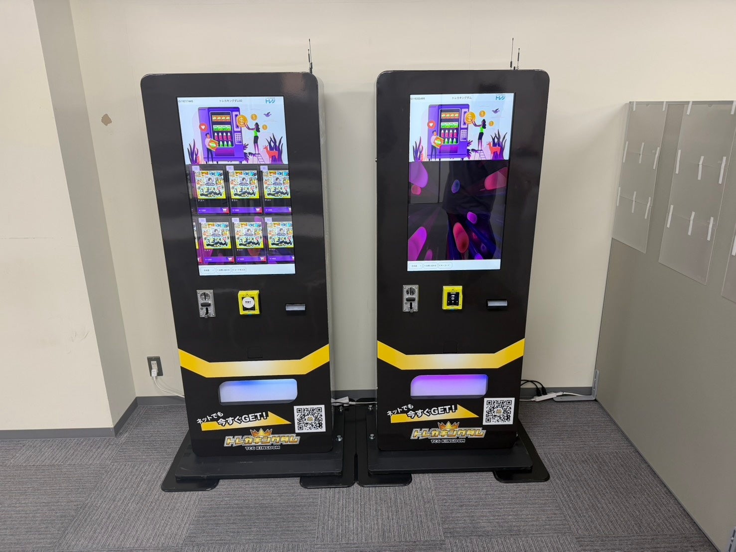 トレカキングダムに設置された2台のトレカ自販機